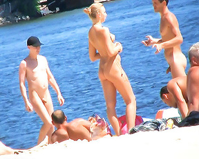 Last summer, she decided to be completely nude for the first time at the plage. 2