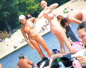 Apres une apres-midi de bronzage toute nue sur une plage publique