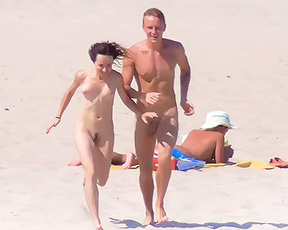Deby is happy in the plage, it adores the sun and this is a brief informal session of video in which they megre the beautiful body of deby with the sea, the sand and the sun. 3
