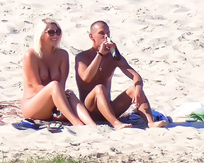 Due to the weather, the heat, the plage shooting session went quickly naughty.