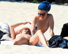 Had all the boys hard while she was on the plage.