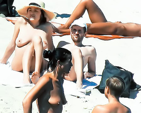 Was at the beach the other day when I came across these 3 hot babe enjoying themselfs
