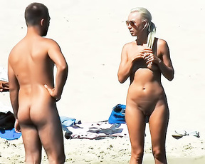 Sur une plage pres d antibes, magnifique jeune femme habill e de beaux tatouages. 5