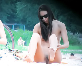Again, during my holidays  I spotted some girls on these nice plage. They seem foreigners.