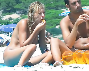 Apres une apres-midi de bronzage toute nue sur une plage