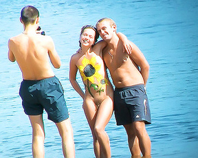 Drei Naturisten versammeln sich am See für ein Foto