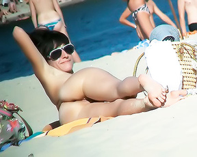 Woman on the nude plage withnice ass