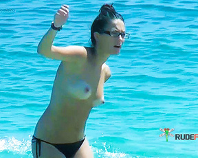 This woman is a long-time family nudist, but sometimes she wants to go to the beach alone 3