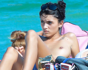 Delectable nude beach girl 3