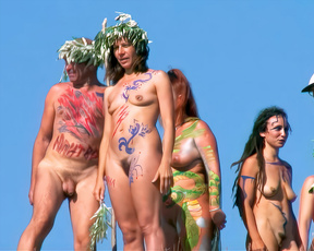 Farbenpracht auf nackter Haut — Naturisten posieren unter strahlendem Himmel
