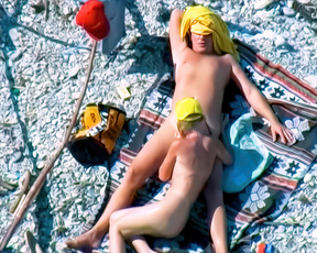 Oralsex auf gestreiften Handtüchern am sonnigen FKK-Strand