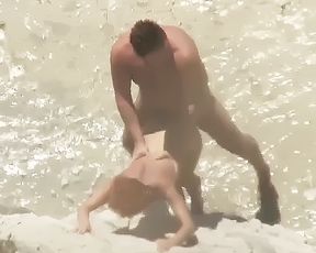 Beach sex camera filmed a bimbo having sex