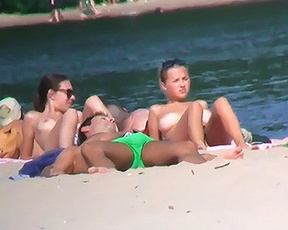 Apparently I'm the only one who didn't bother bringing a bathsuit on the strand, and it makes it easier to feel my pussy under my fingers!.