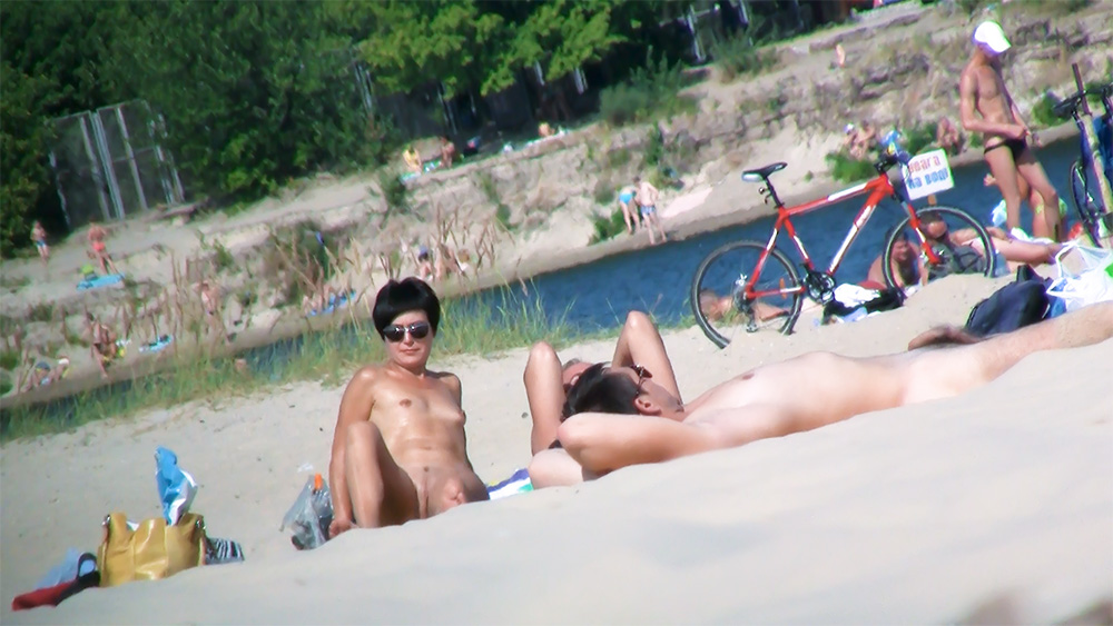 Mi è preso un gran birichino e mi sono spogliata sulla spiaggia per nudisti