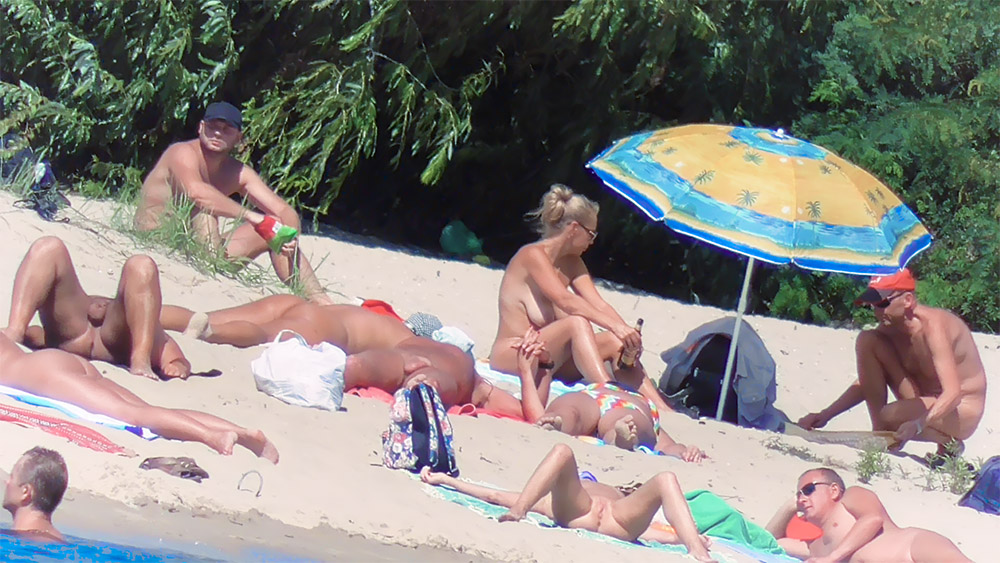 She arrived to the plage, she got undress and she was so perfect. Viva la playa