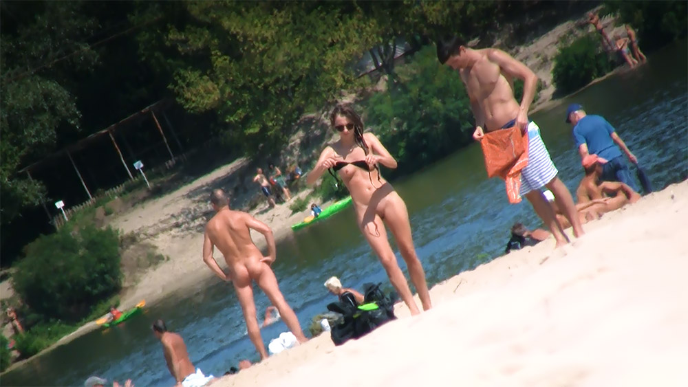 The lady of the movies arrives, begins to install her reposera and then, she watches the river. We watched another thing.