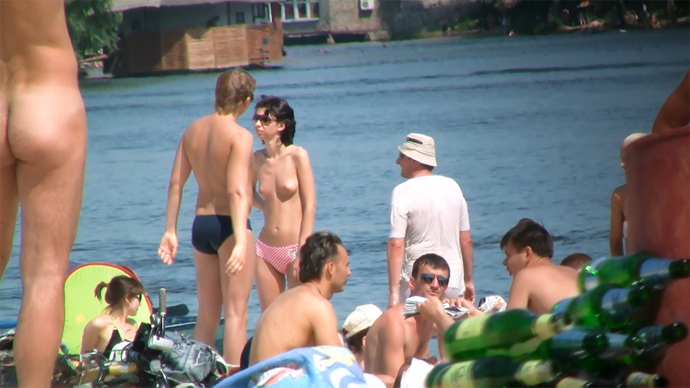 Given the cold, in our minds we dream the summer, the beach, the sun's heat. 5