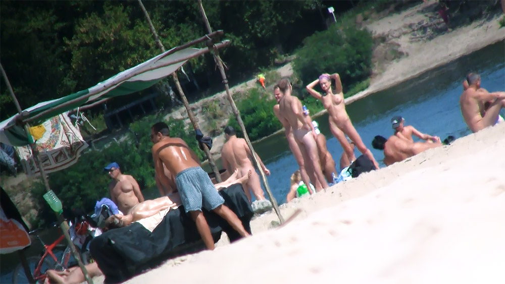 Mirad que rusa mas rica vi en la playa.regardez la petite ruse que je vus sur la plage,pas mal,non?? 4