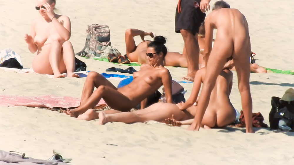 The brunnete come back to the plage, without a  bikini