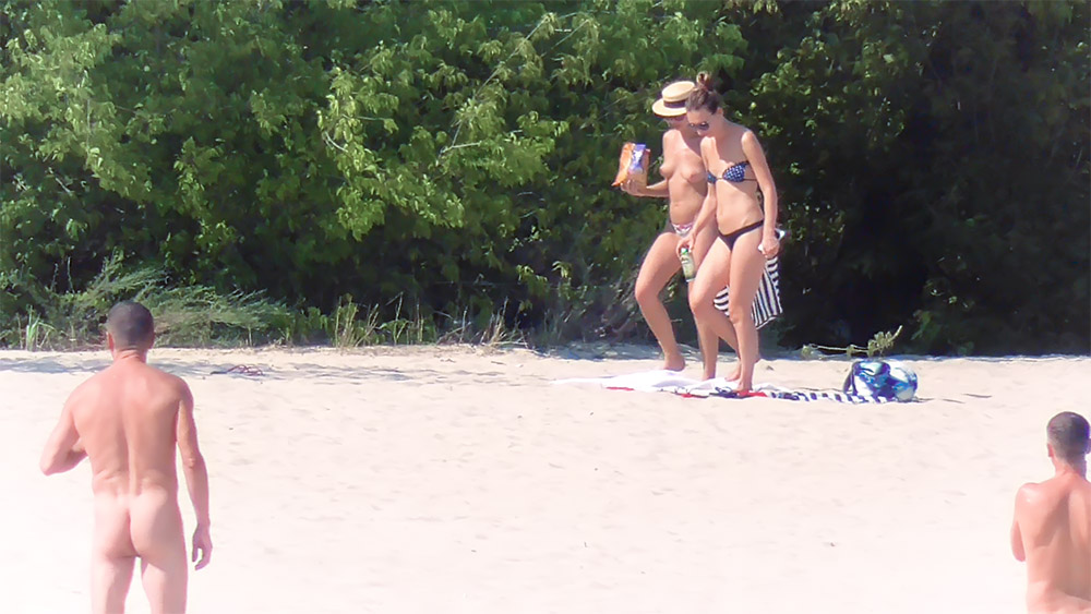 Her tanlines show she dosent normaly go to the plage in the nude!.