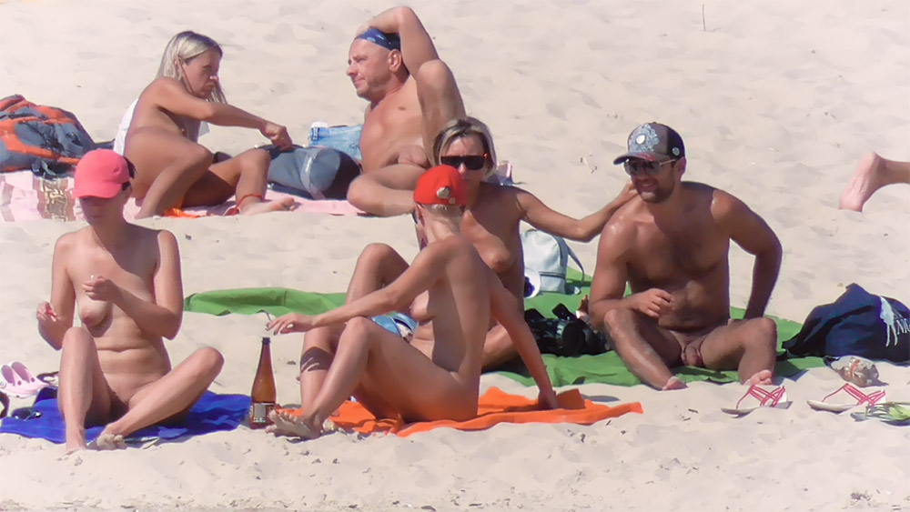 A nice relaxing day on the plage, enjoying the sun on my naked body. 3