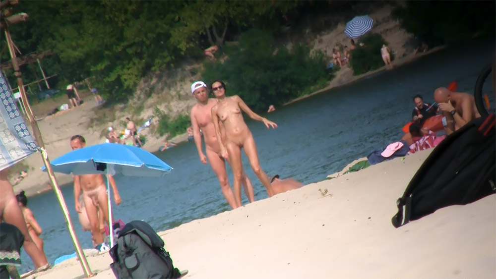 Sexy babe has nice natural tits and she exposes them on the beach