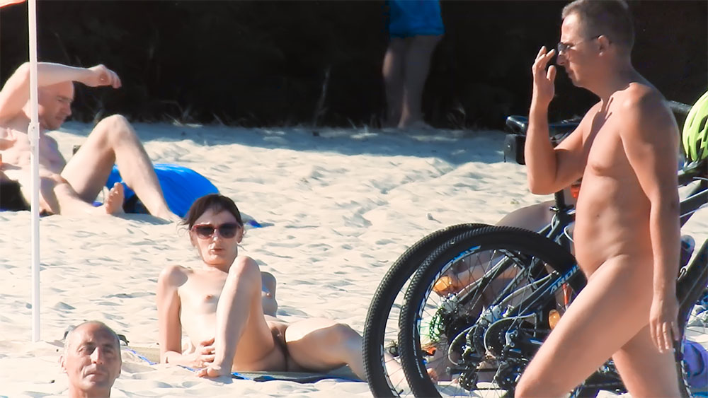 Dazzling nudist teen with a killer body caught on a hidden camera at the beach.