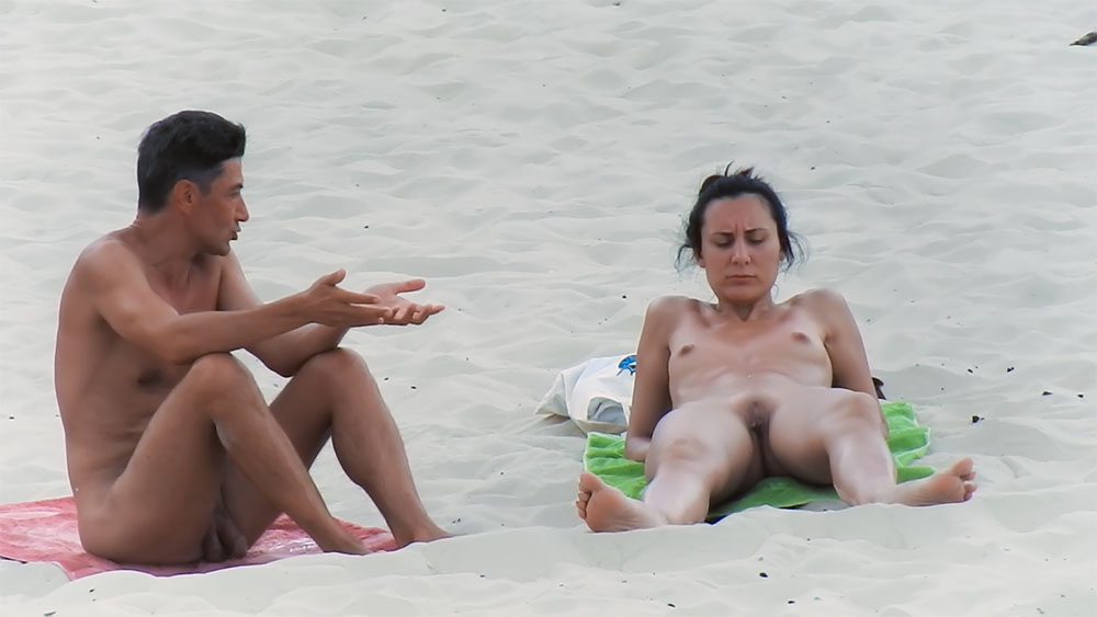 I loved to show my ass and pussy on the plage.