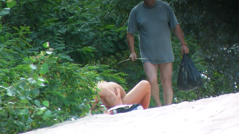 Zwei Naturisten innehaltend am Rand einer Lichtung