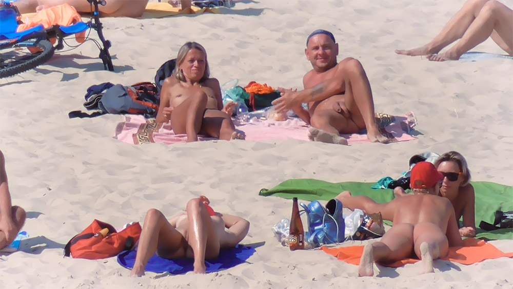 Not an official nude plage.people kept driving by on the plage.they didn't seem to mind haha. Comment and tell me what you think!!.