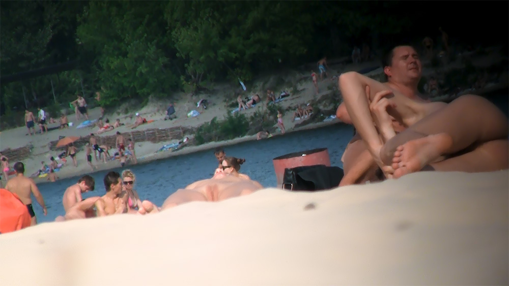 Today, we are at the beach and at a castle. We hope again to became many good comments-thanks.