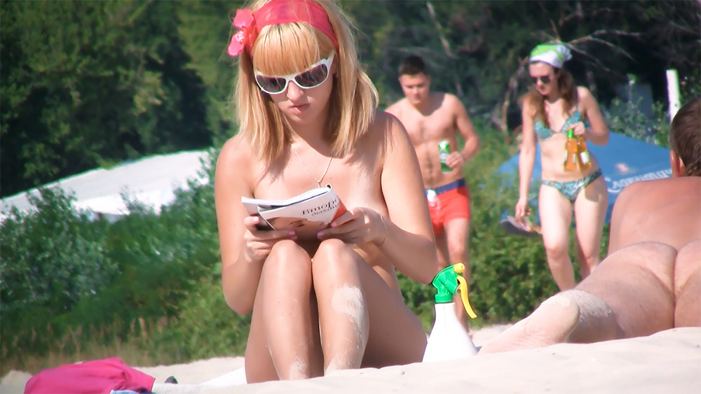 There were very few nude woman on this beach which was frequented mostly by shy americans :) but there were a few others