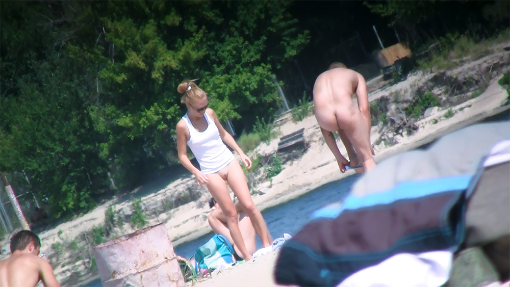 Some more nudies I saw on the strand. Sorry for the noise. Hiding a camera in a bag is a difficult thing.