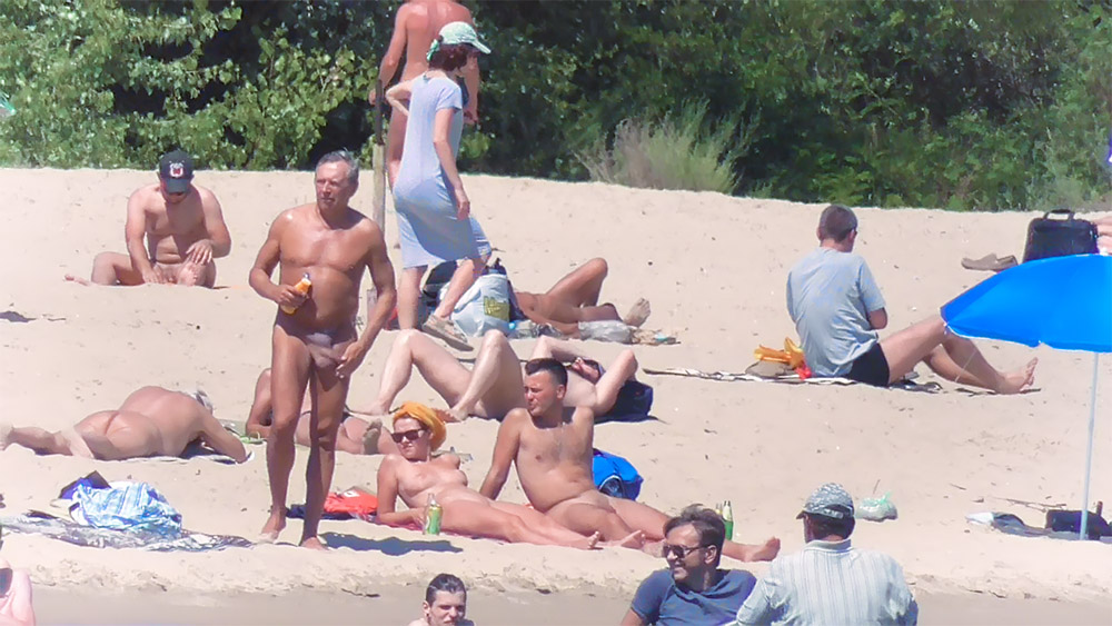 Different women in differente situations in a  nude strand. Sorry for the poor quality of the vids. I used a digital zoom.