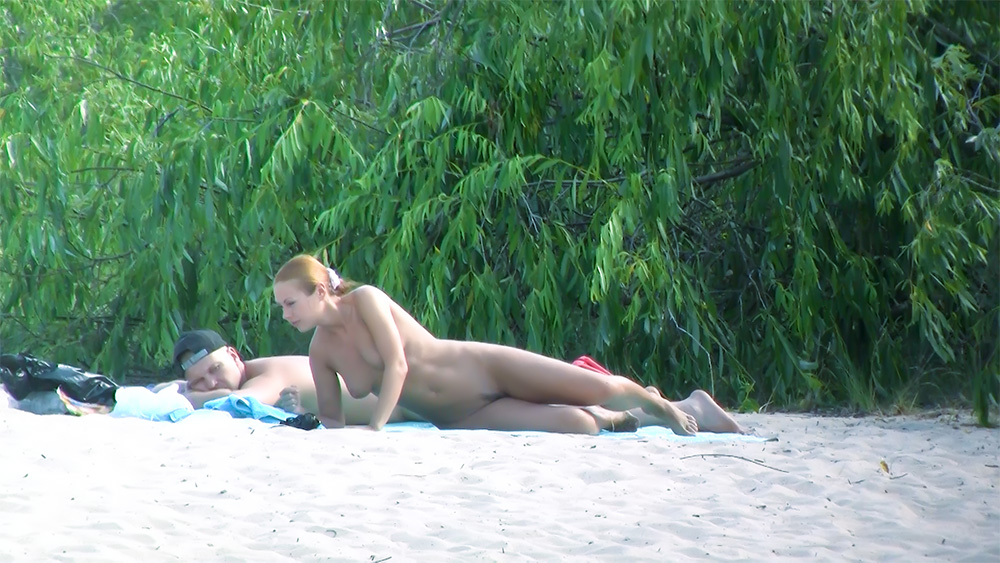 Rifugio in una spiaggia naturista tra i boschi con una coppia in riposo