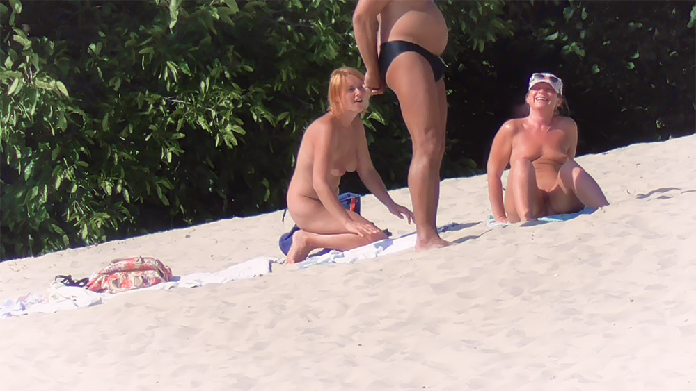 Im seeking single women who like being a nudist kiss