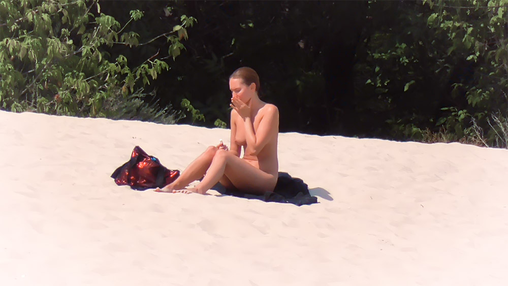 Kelly has great fun as she goes spends a day at the plage.