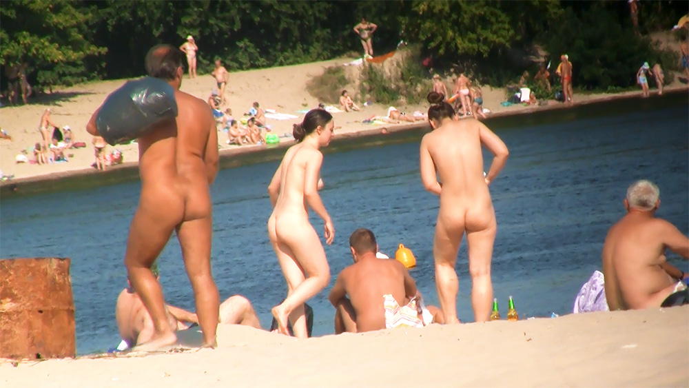 Funny scene at the plage, at least her friend had a really good time!. 2