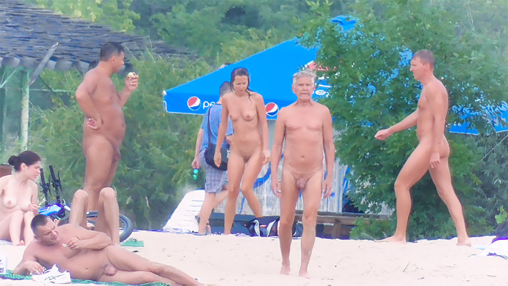 This beautiful babe was nude in the beach