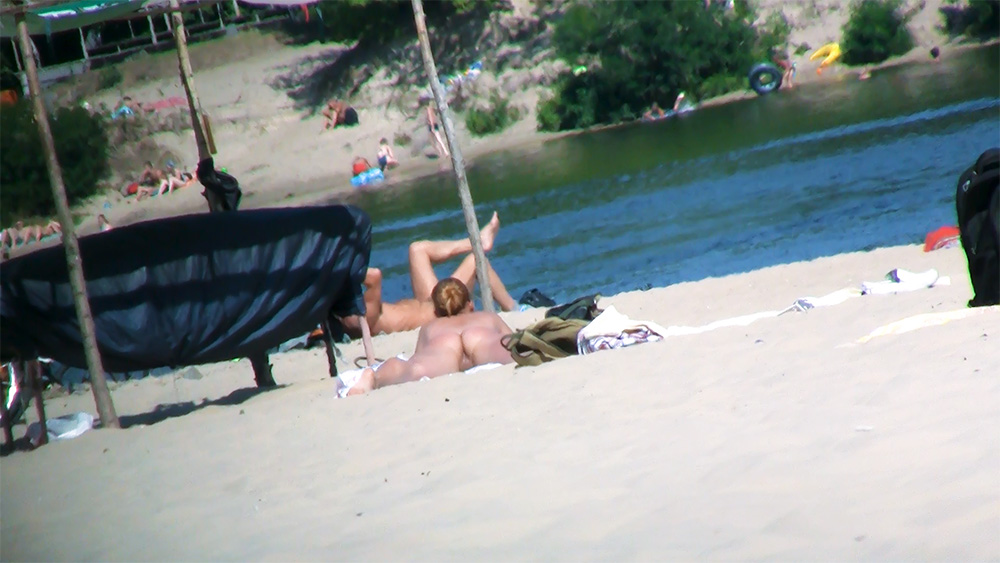 Here I am quietly posing for vids while being watched by a nude guy on the plage.