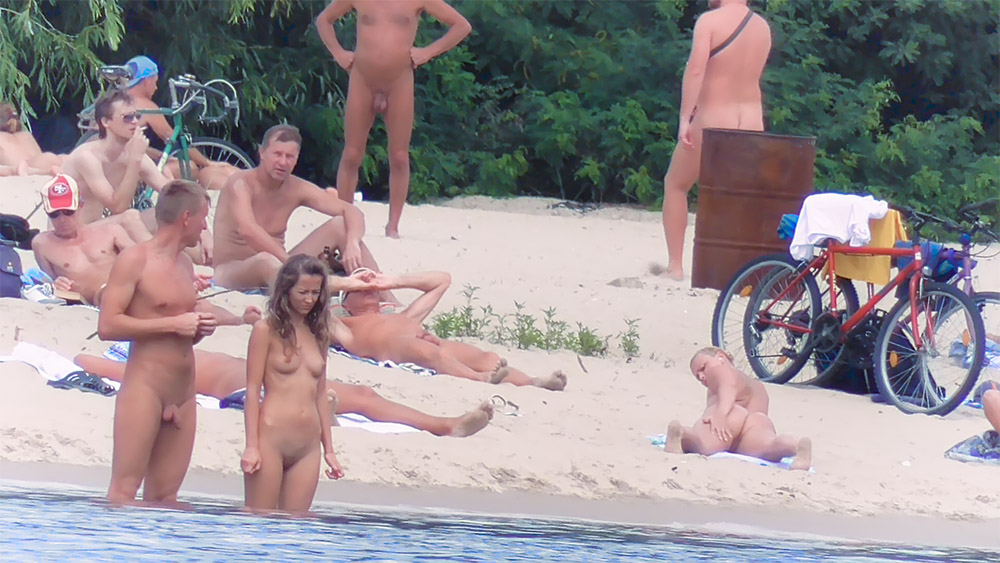 We love to play on the plage, being nearly 9 months gone wasn't going to slow us down!. 3