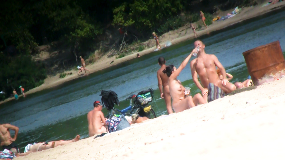 Went to the plage over memorial day weekend to cool off. It was great! I had never been naked in the beach before.