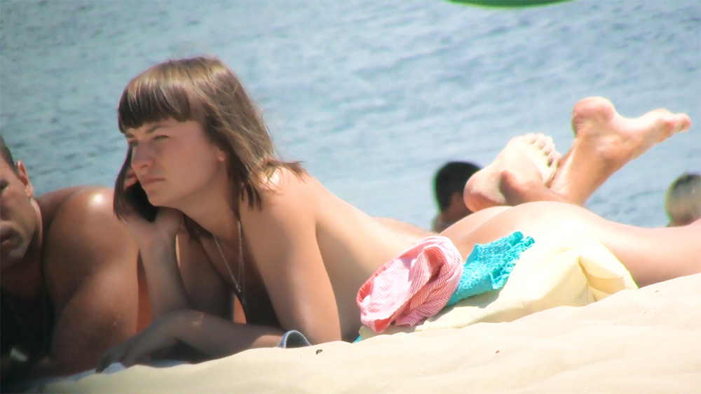 Soleil, sable et liberté sur la plage nudiste