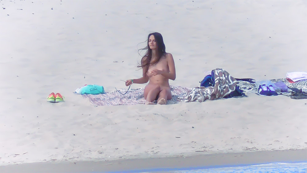 Young nudist enjoys her time on the beach zzz