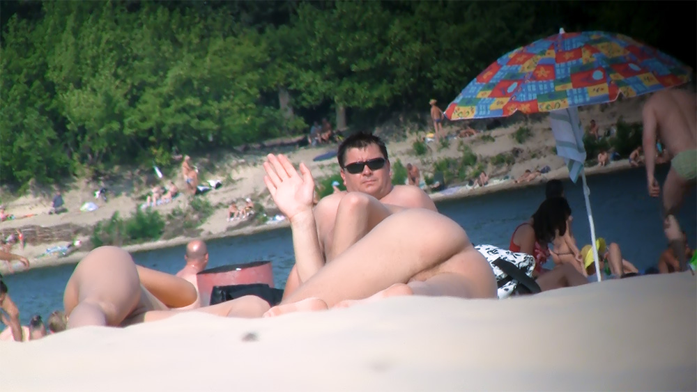 It's  a nude plage, but there were a lot of beautiful women