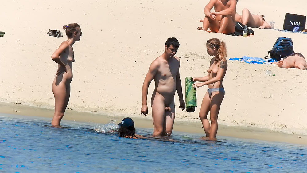 Pět nudistů u kraje vody