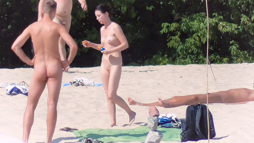 This hottie seemed to spend her whole day at the plage totally naked.