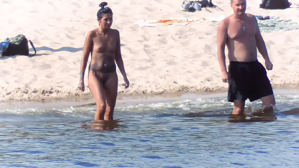 This is my pussy video in the beach , if you like I will upload more.