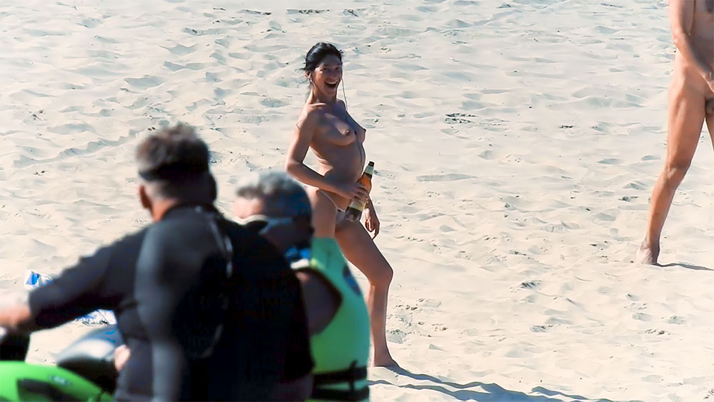 Trere are too mach  teens at the beach near my home that insist to show their pussies