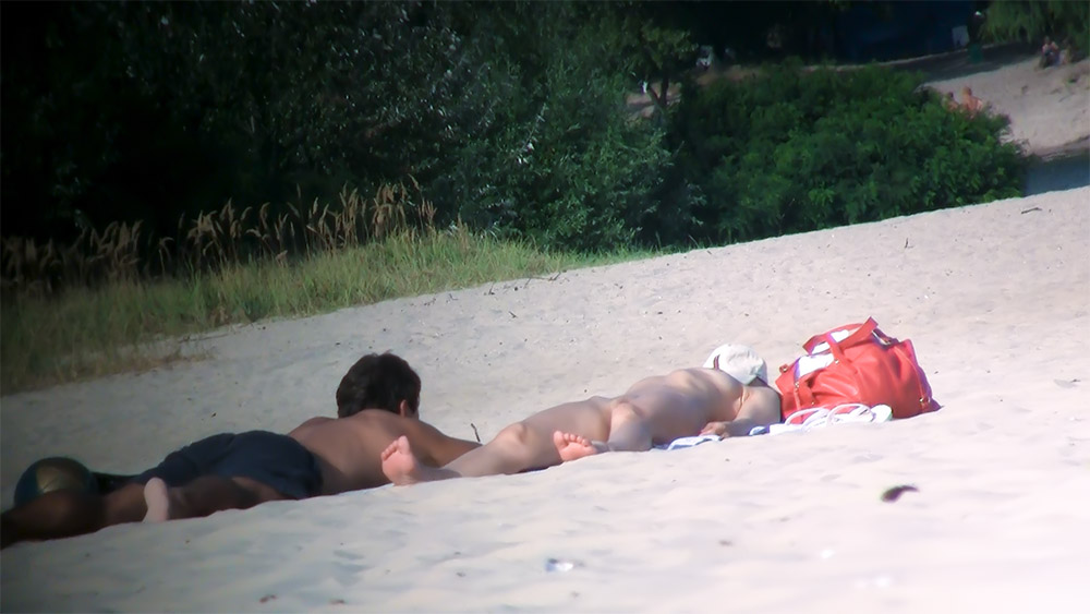 Croudy beach with only few tolpess wimen. One of them is here. My first conti ever. 2